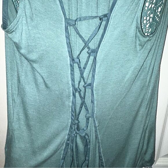 Tiny Button Front Criss Cross Tie Back Sleeveless Top - Picture 5 of 12